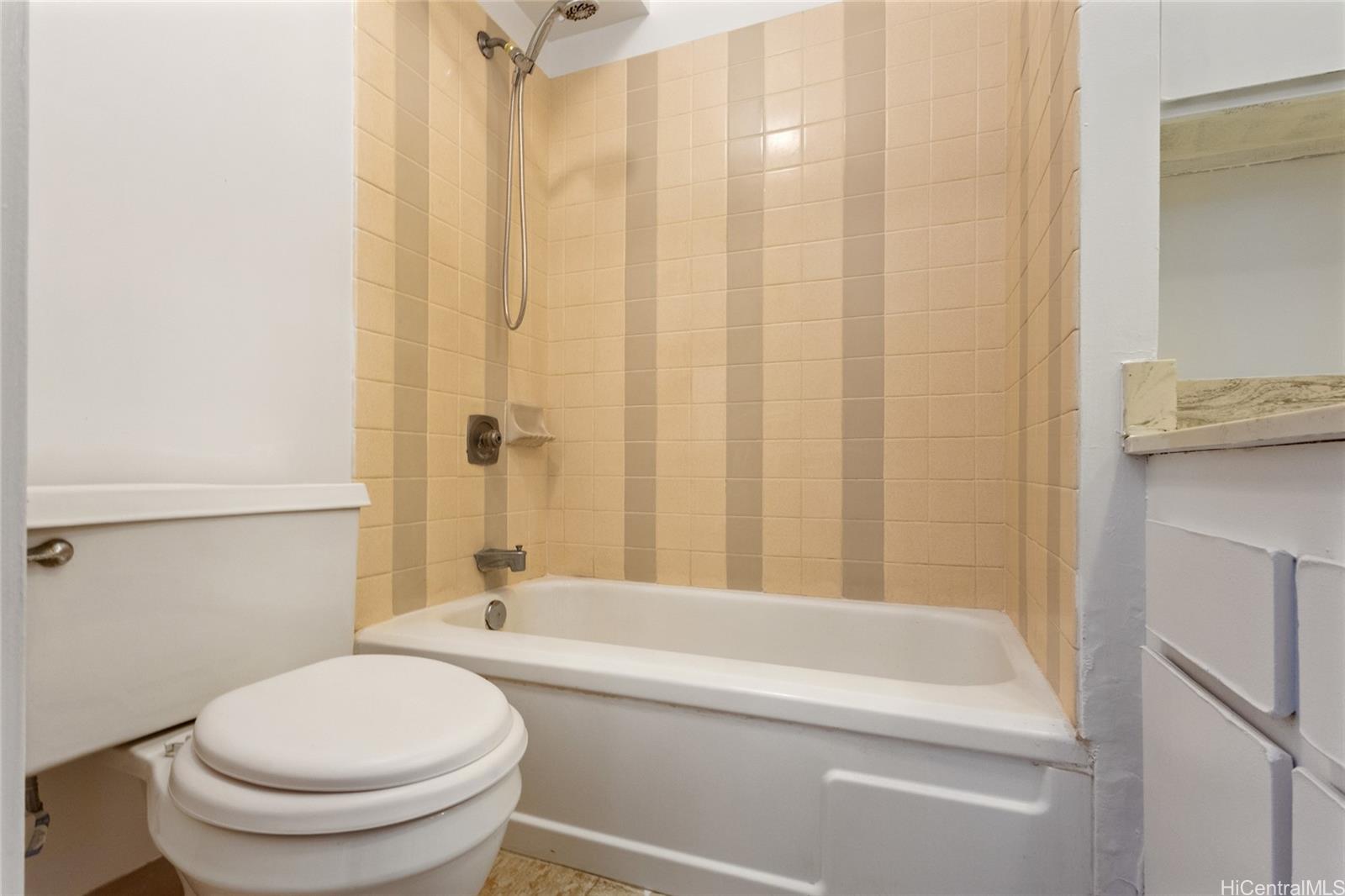 2916 Date Street, Unit 6G Honolulu, HI 96816 - Photo 11 of 20 a bathroom with a toilet and a bathtub