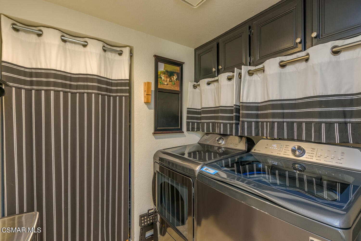 657 Galloping Hill Road Simi Valley, CA 93065 - Photo 22 of 34 a bathroom with a sink and a mirror