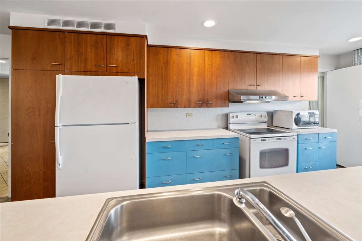 1730 West Galena Boulevard, Unit 402E Aurora, IL 60506 - Photo 15 of 26 a kitchen with a refrigerator sink and stove