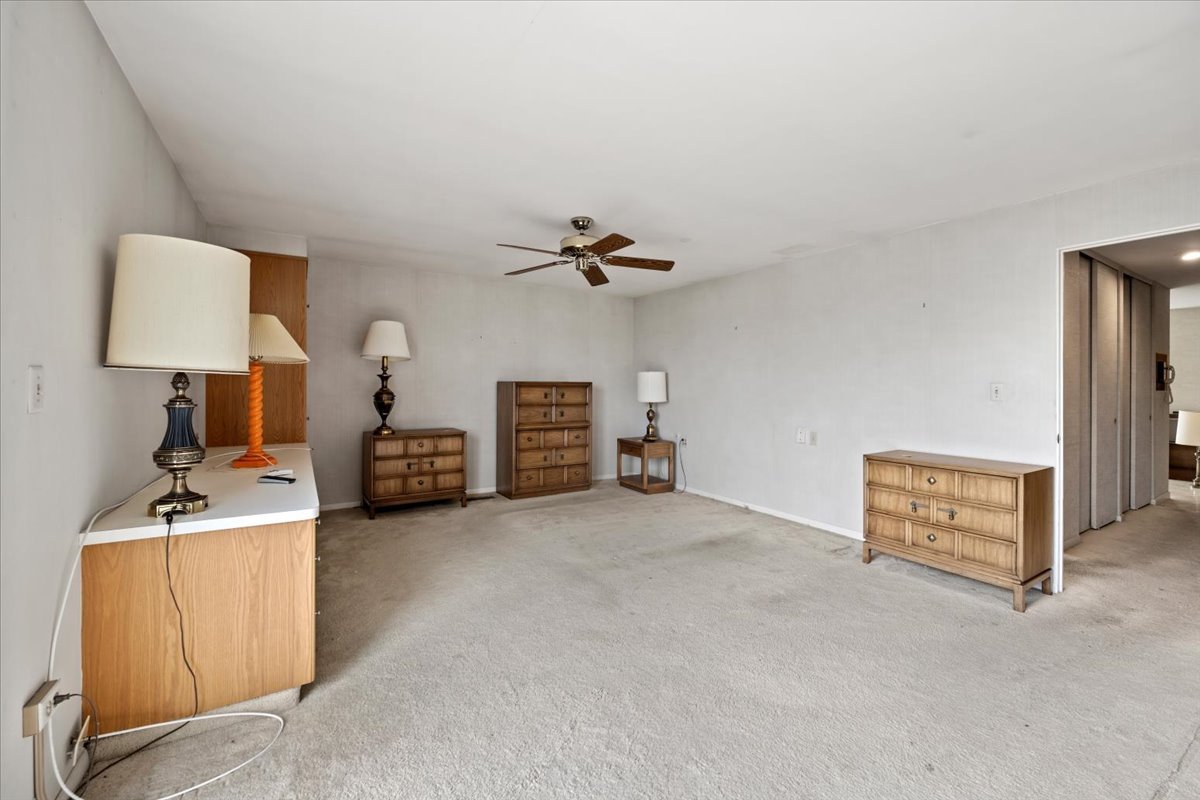 1730 West Galena Boulevard, Unit 402E Aurora, IL 60506 - Photo 19 of 26 a view of a livingroom with a workspace