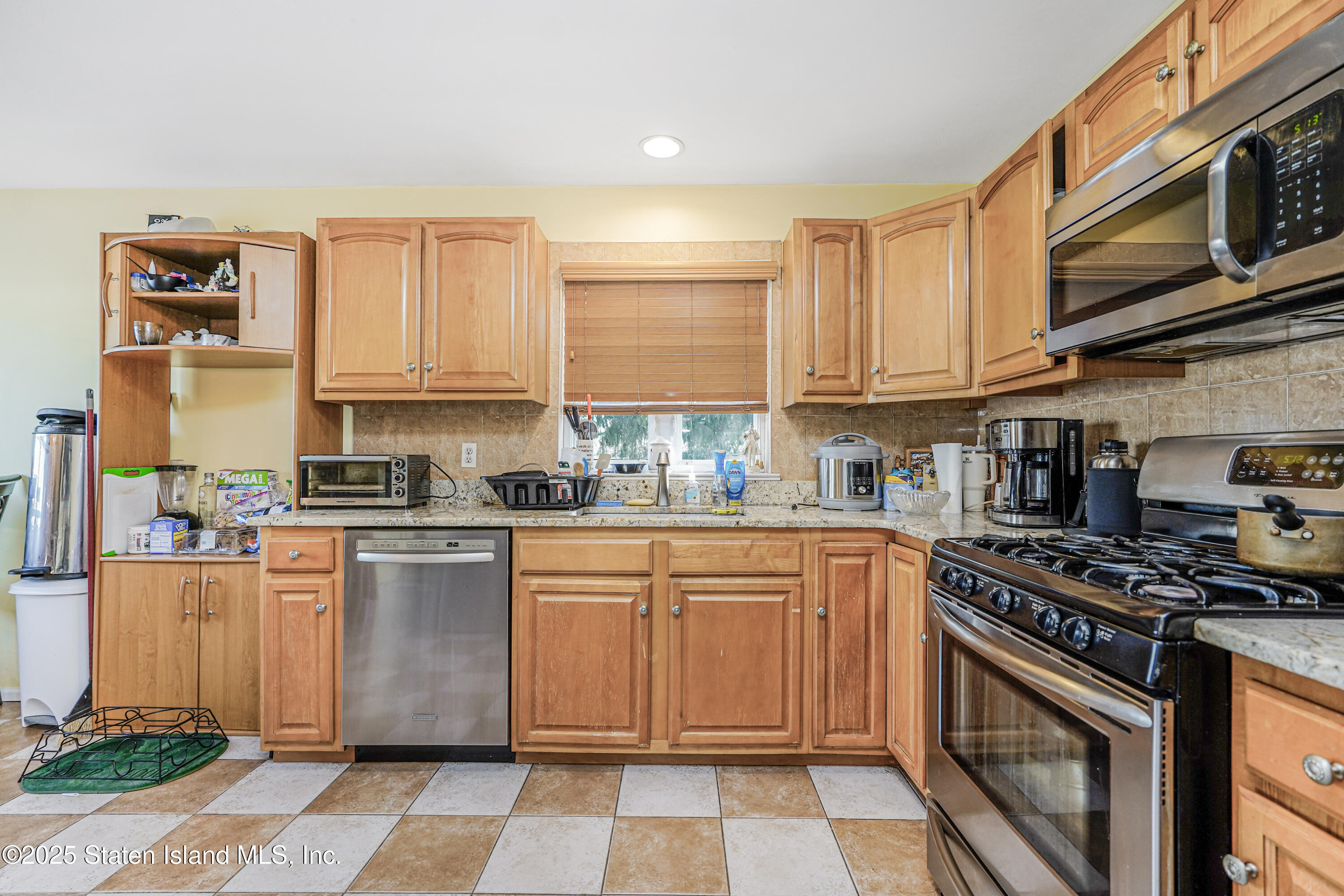 68 Erika Loop Staten Island, NY 10312 - Photo 7 of 29 Photo Apr 24 2025, 4 15 06 AM