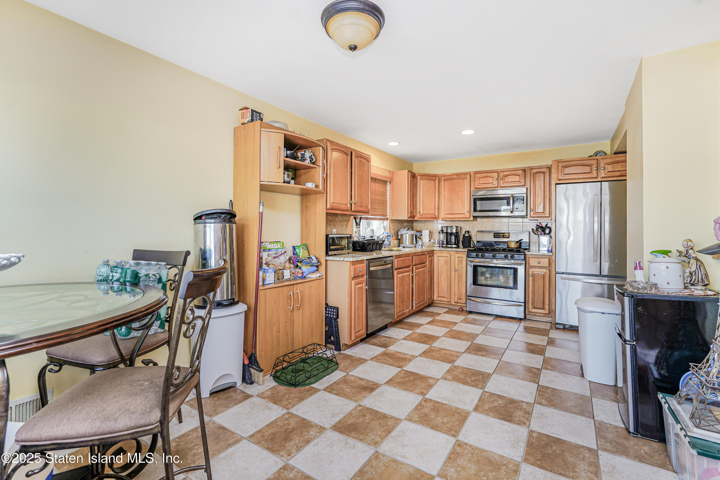 68 Erika Loop Staten Island, NY 10312 - Photo 8 of 29 Photo Apr 24 2025, 4 15 15 AM