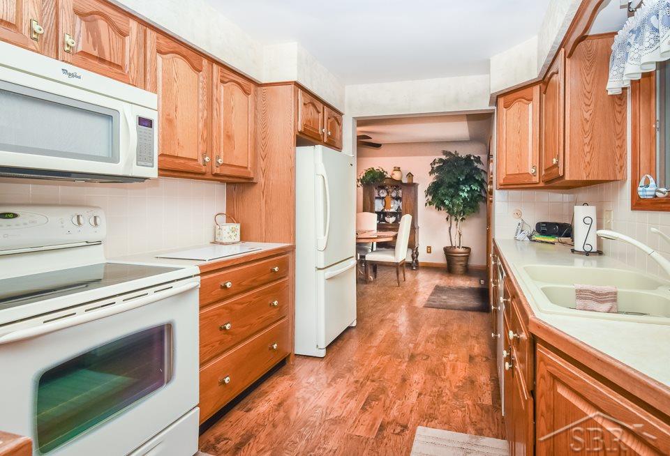 2855 Midland Road Saginaw, MI 48603 - Photo 8 of 15 31347332-7.JPG
