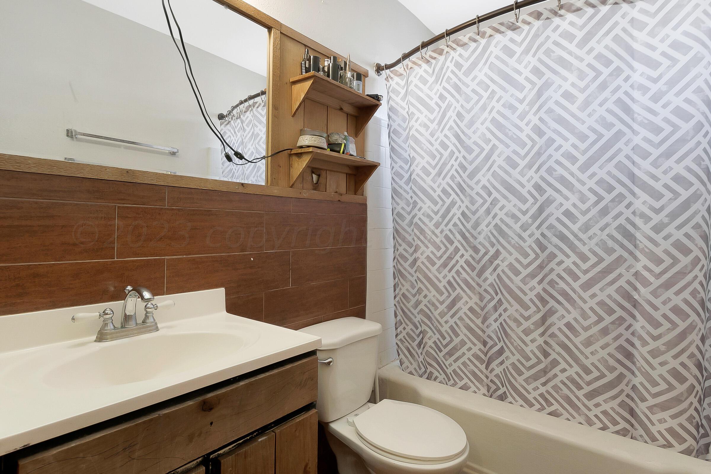 4225 South Washington Street Amarillo, TX 79110 - Photo 9 of 27 009_Bathroom
