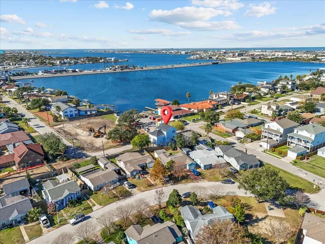 $3,000 | 1910 Bayou Shore Drive, Galveston, TX 77551