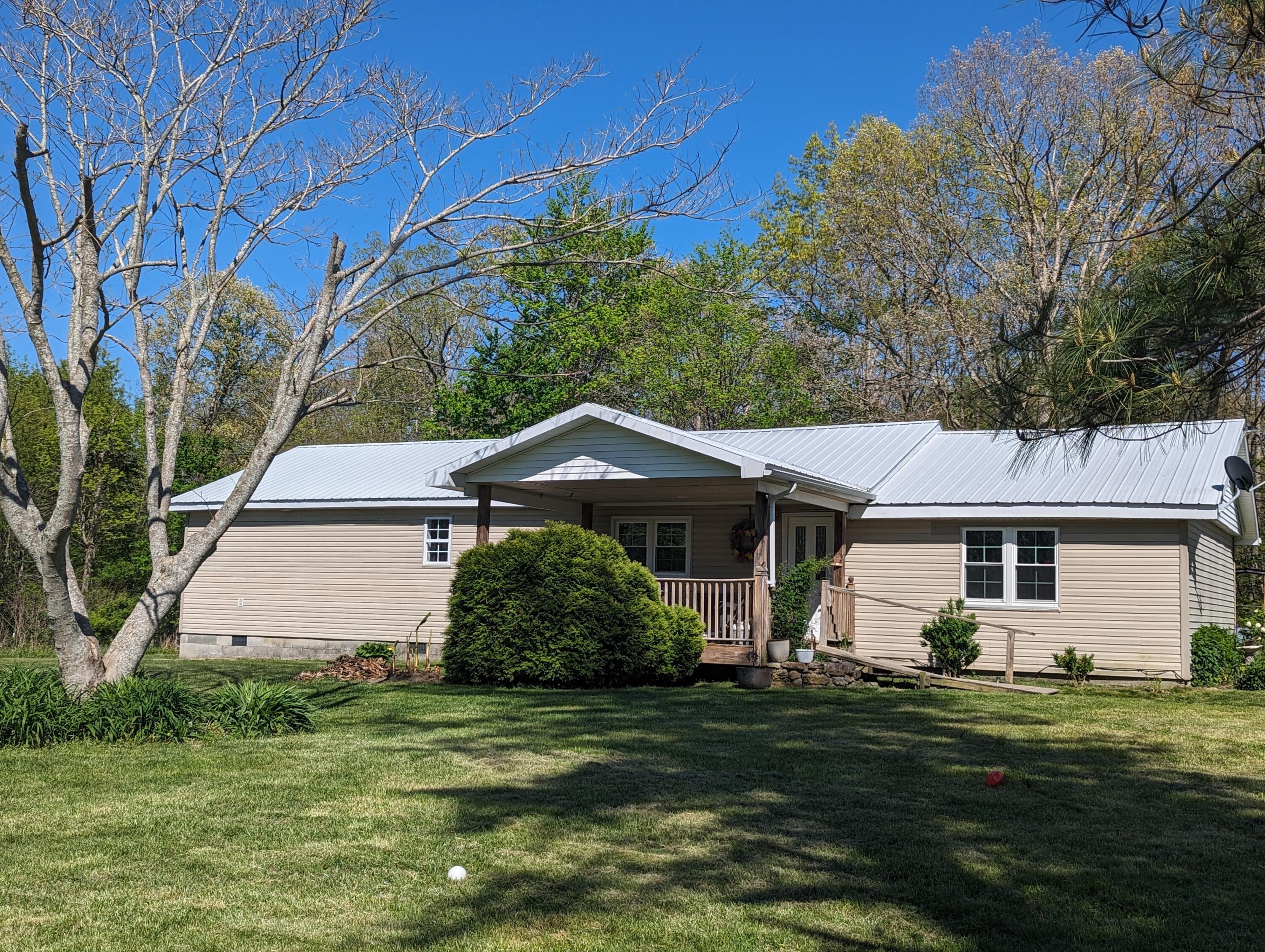 1122 South Begley Road Annville, KY 40402 - Photo 9 of 26 PXL_20240422_202553481.PORTRAIT.ORIGINAL