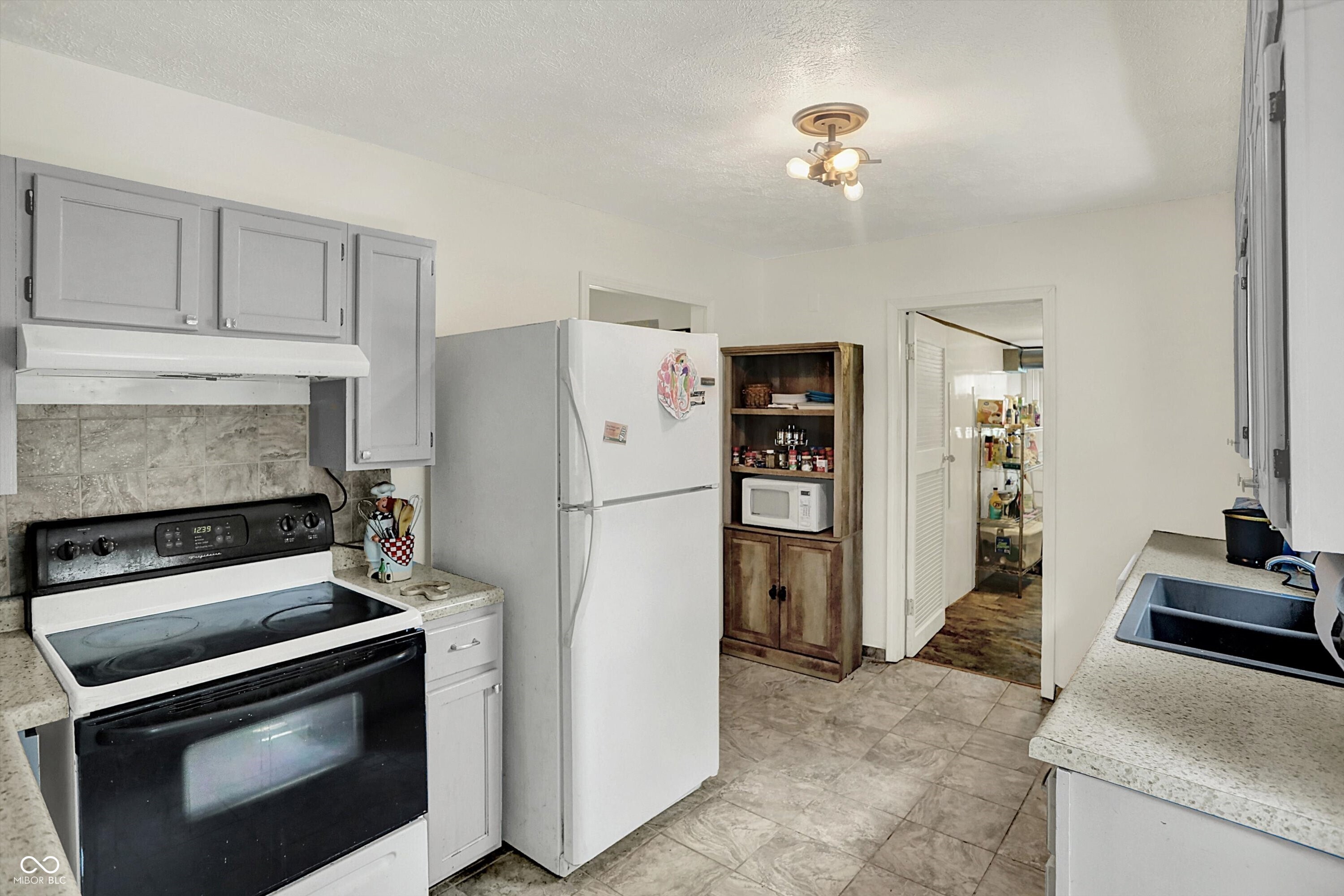 5321 South Linwood Avenue Indianapolis, IN 46237 - Photo 3 of 47