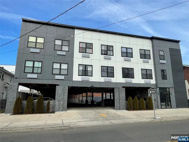 $2,295 | 51 East Main Street, Unit 205, Bergenfield, NJ 07621