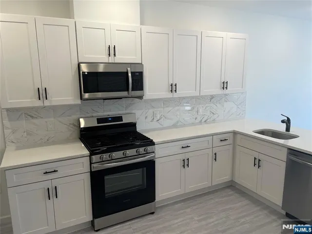 $2,295 | 51 East Main Street, Unit 205, Bergenfield, NJ 07621