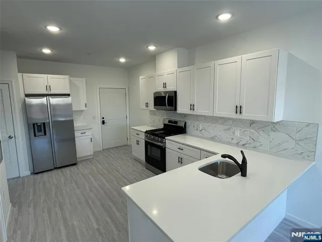 $2,295 | 51 East Main Street, Unit 205, Bergenfield, NJ 07621