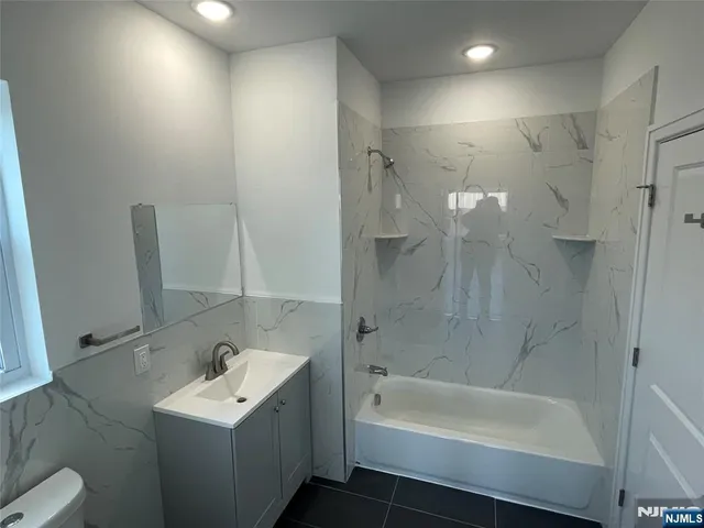 $2,295 | 51 East Main Street, Unit 205, Bergenfield, NJ 07621
