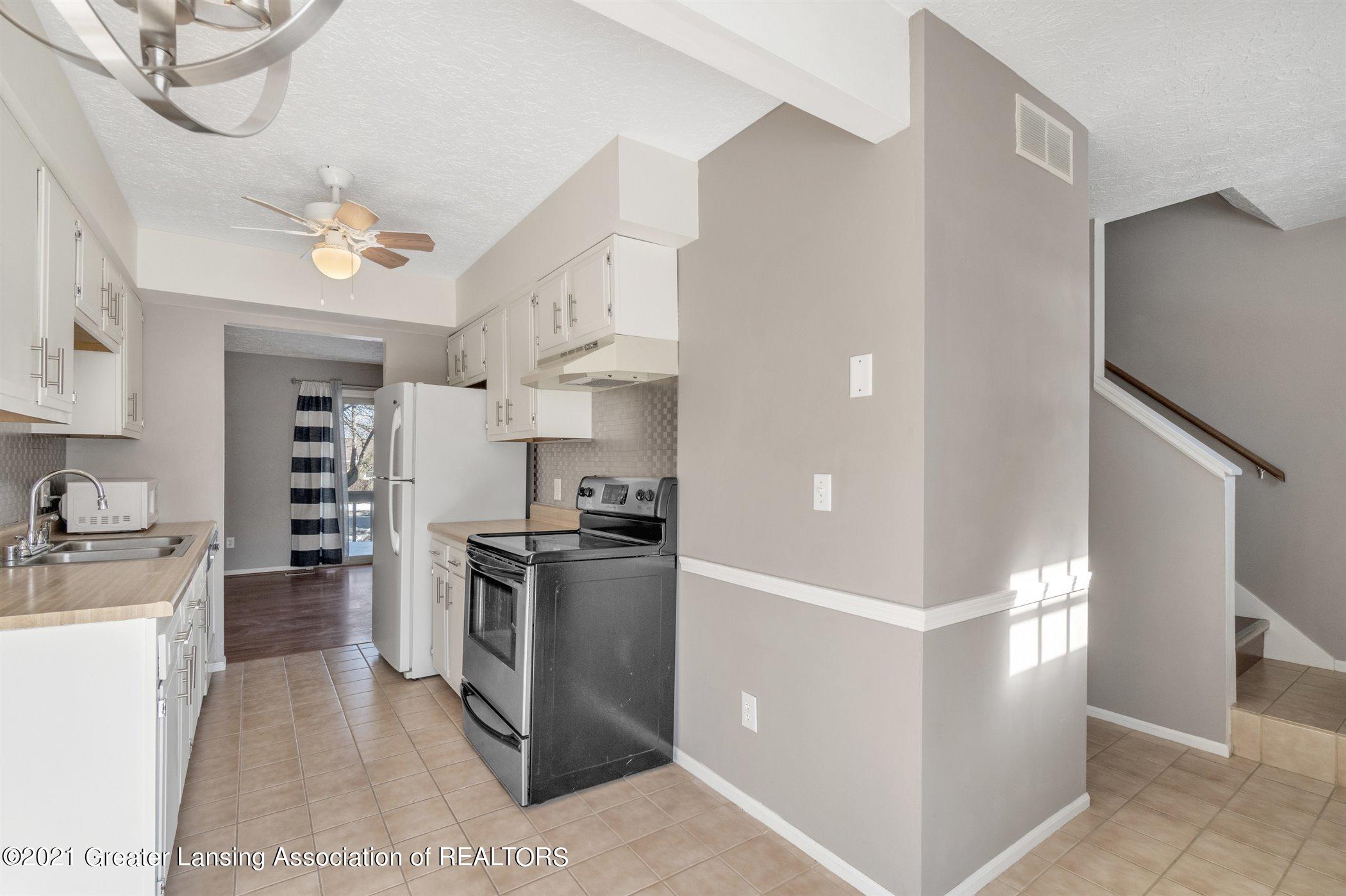 860 Armstrong Road, Unit 5 Lansing, MI 48911 - Photo 19 of 35 20-860 Armstrong Rd-windowstill-real-est