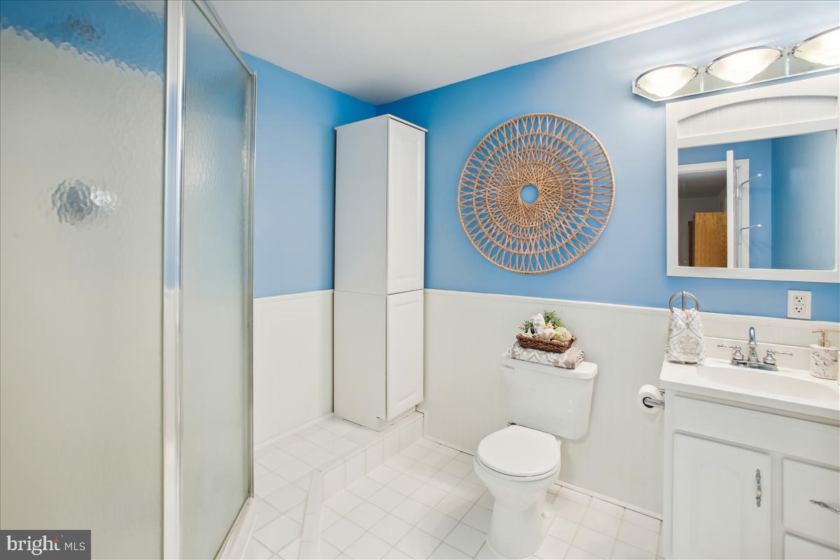 20702 Pomeroy Court Ashburn, VA 20147 - Photo 47 of 60 a bathroom with a toilet a sink and mirror