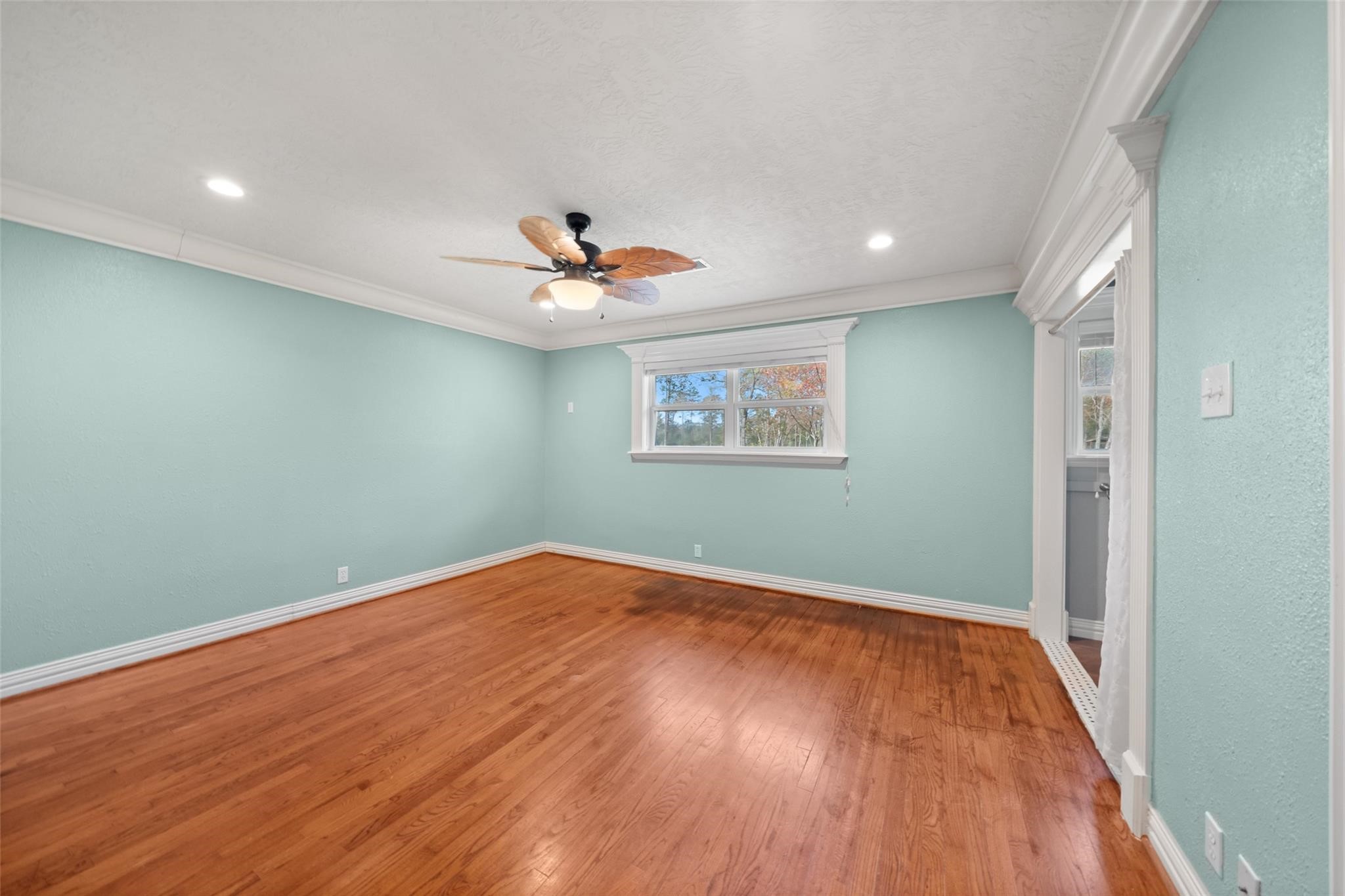 6742 Dusty Lane Conroe, TX 77306 - Photo 19 of 33 Primary bedroom offers great space with a ceiling fan and en suite bath.