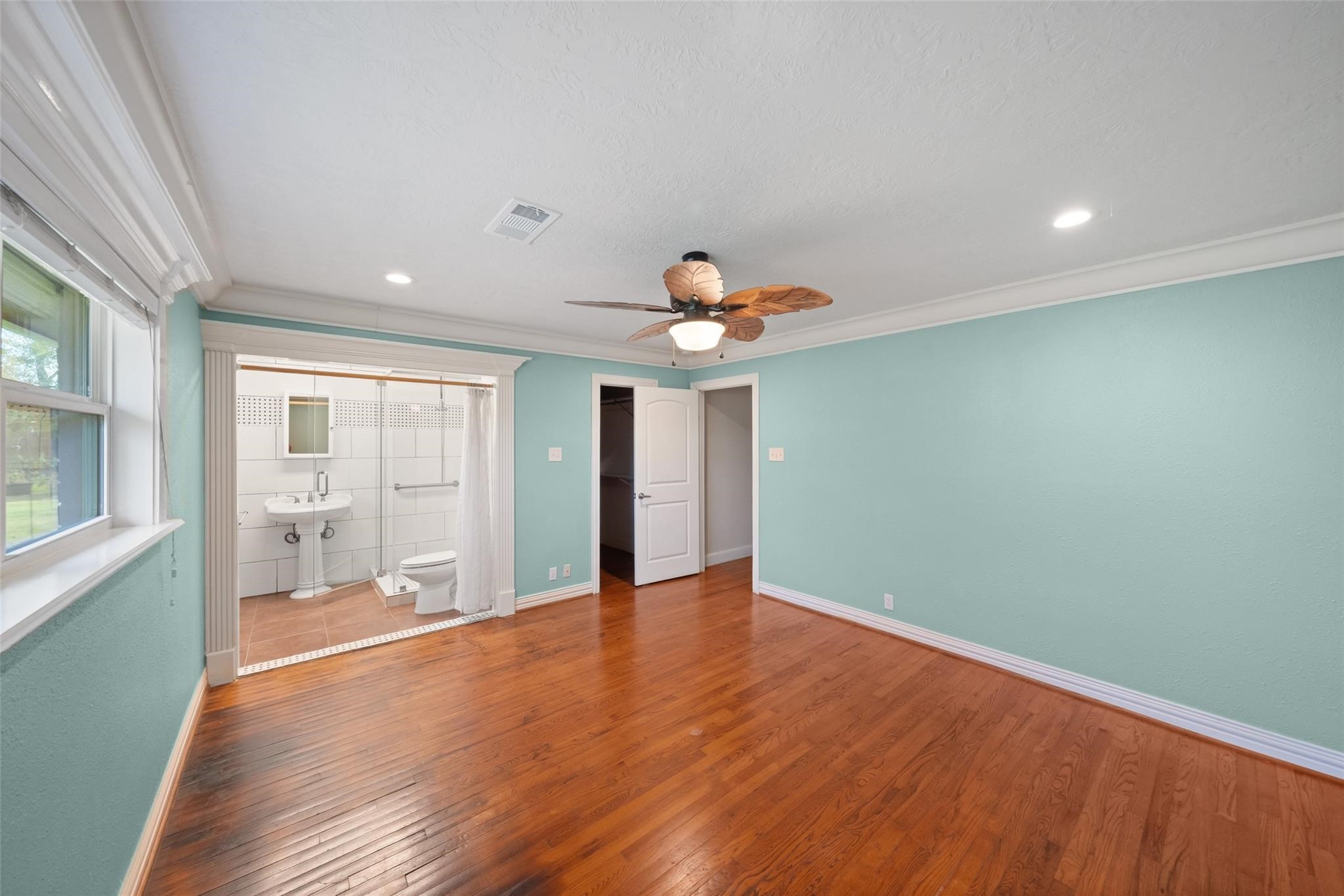 6742 Dusty Lane Conroe, TX 77306 - Photo 20 of 33 Primary bedroom and en suite bath.
