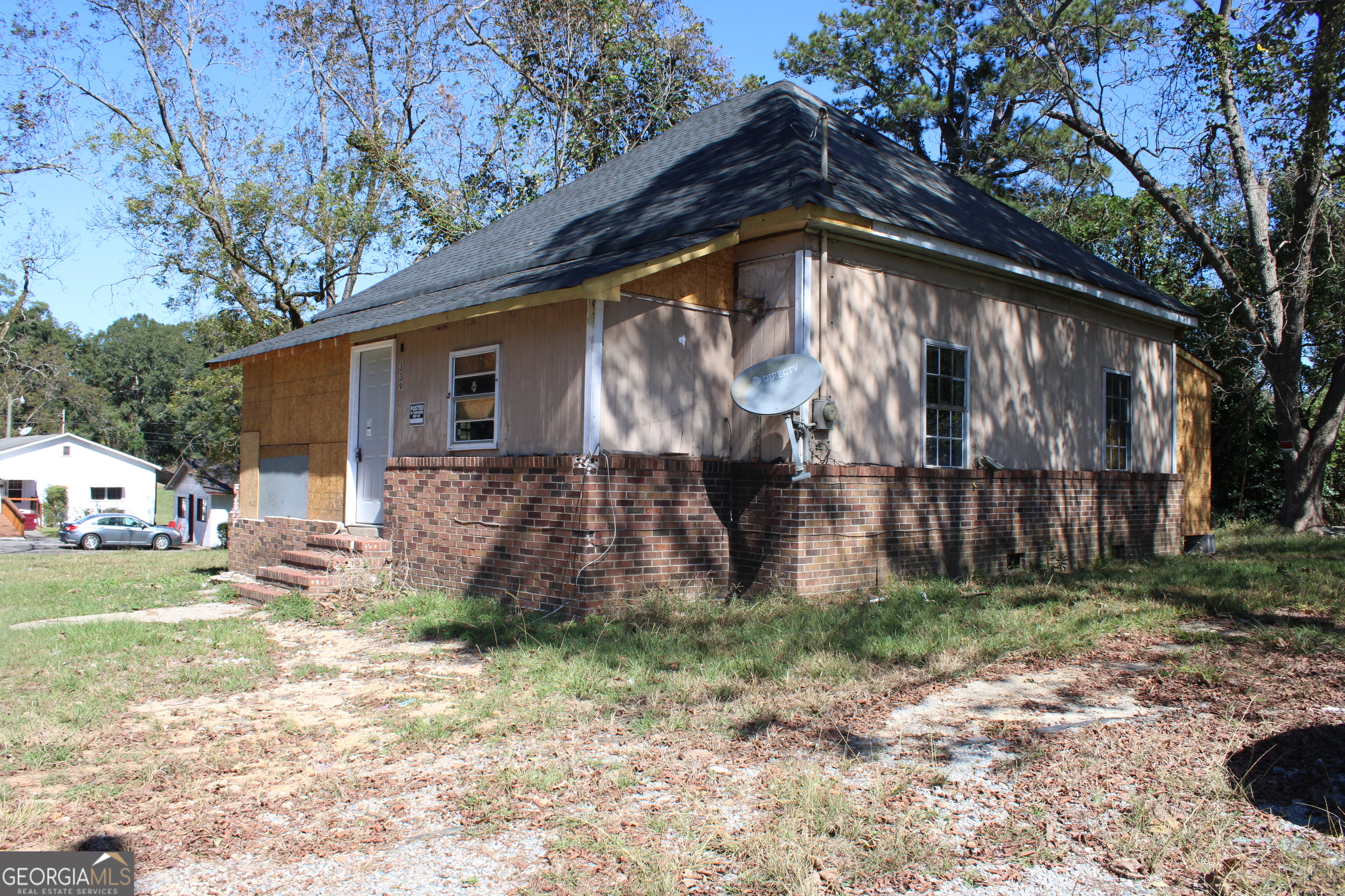 339 Atlanta Street Barnesville, GA 30204 - Photo 4 of 20 a backyard of a house with barbeque oven