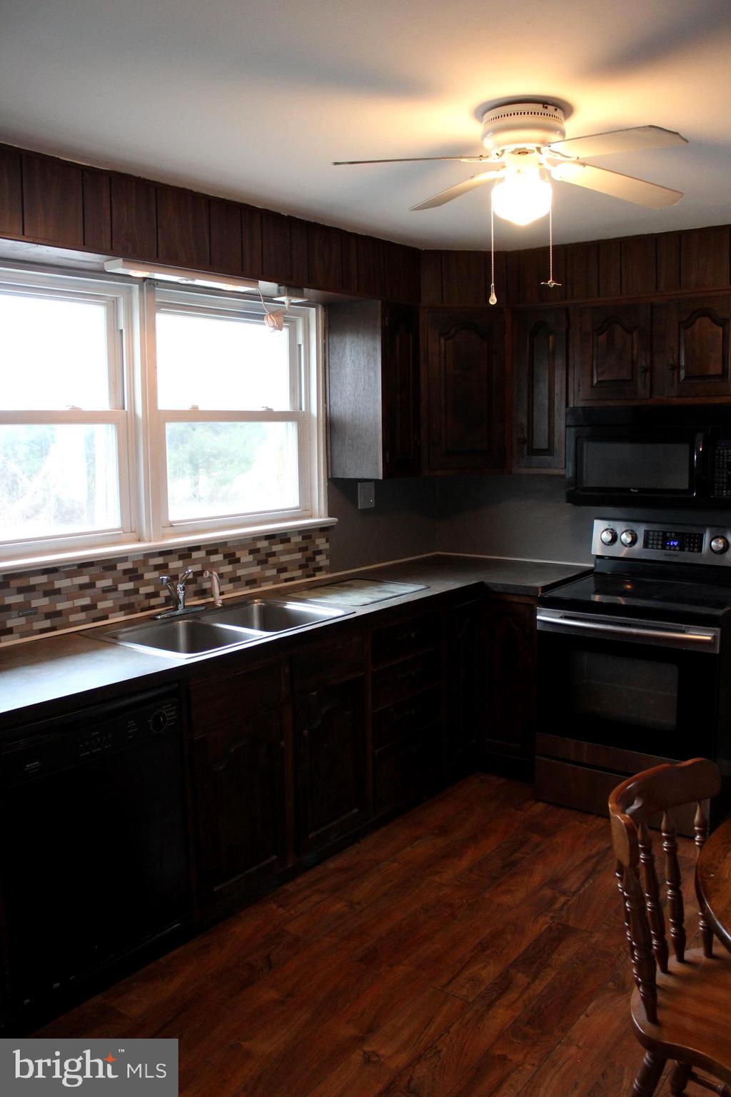 1945 County Line Road Warrington, PA 18976 - Photo 5 of 16 Kitchen