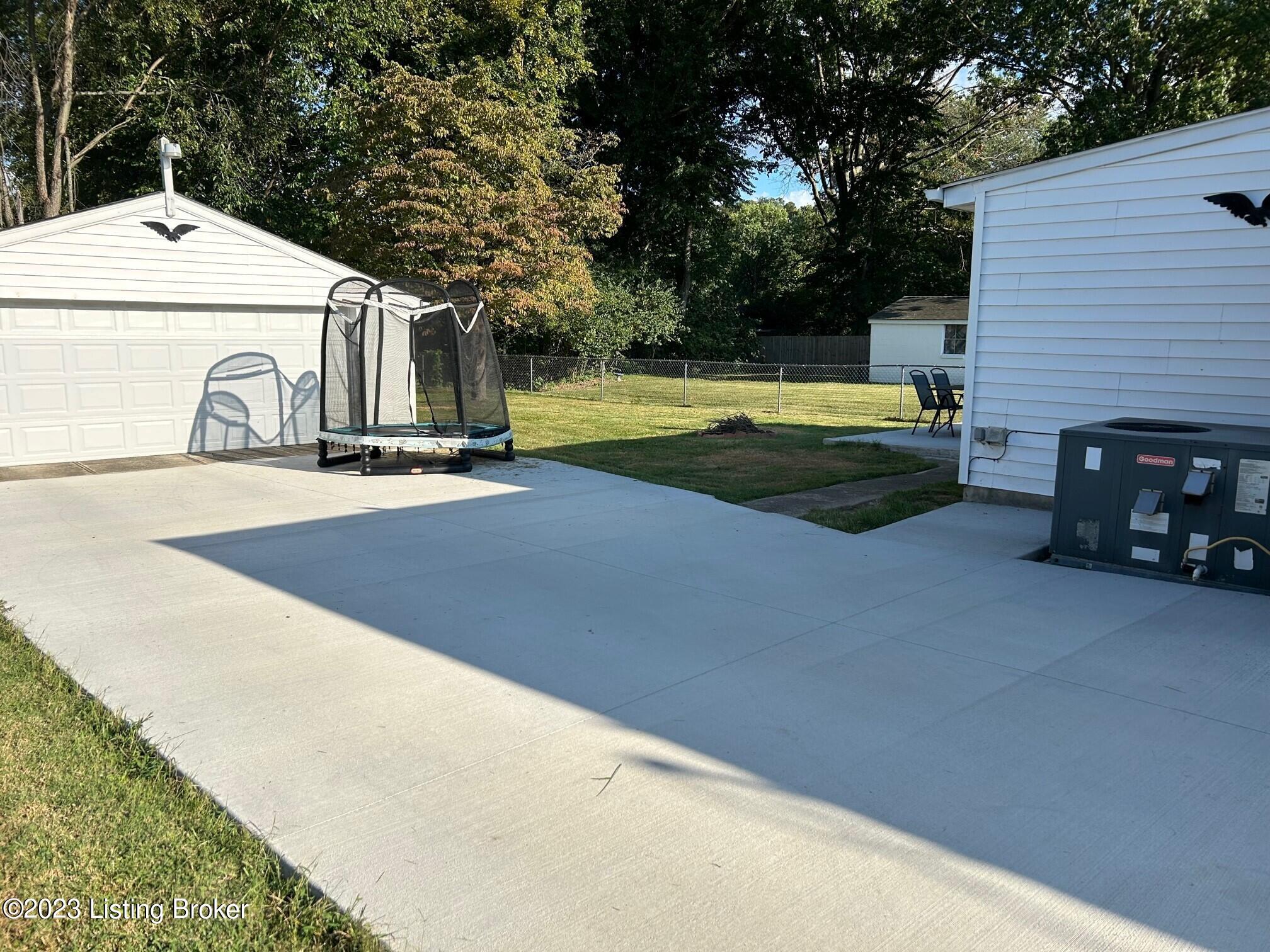 8517 Chase Road Louisville, KY 40258 - Photo 23 of 27 7