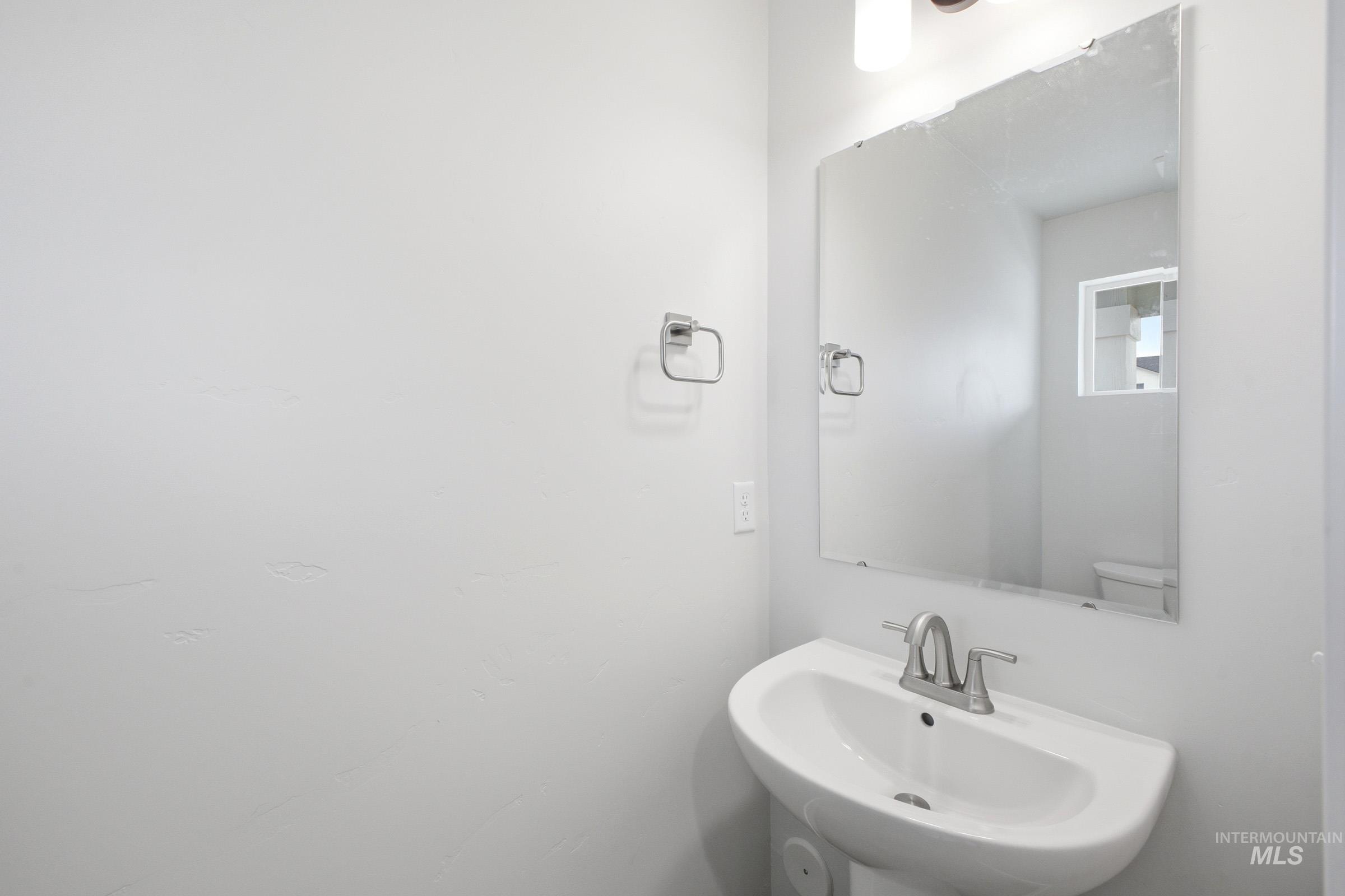 13718 Inman Court Caldwell, ID 83607 - Photo 11 of 20 Bathroom with a sink