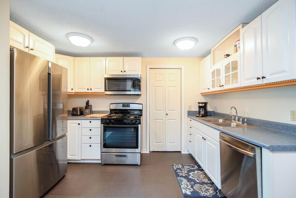 31-33 Geneva Street Springfield, MA 01151 - Photo 2 of 42 Gallery Image 2