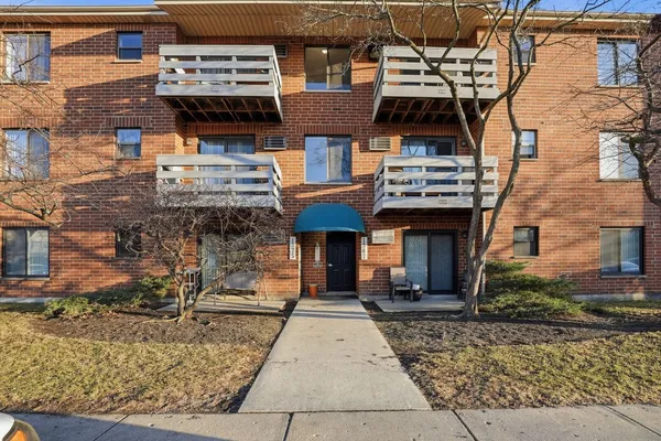 $195,000 | 1367 North Winslowe Drive, Unit 204, Palatine, IL 60074