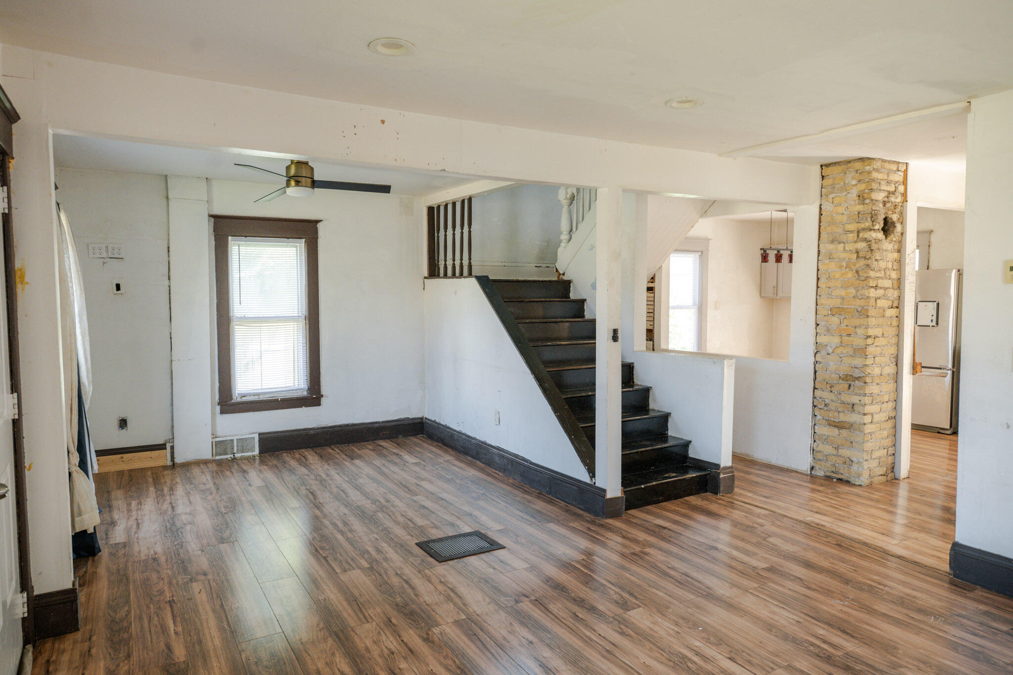 611 West Boulevard Racine, WI 53405 - Photo 3 of 16 Large living room