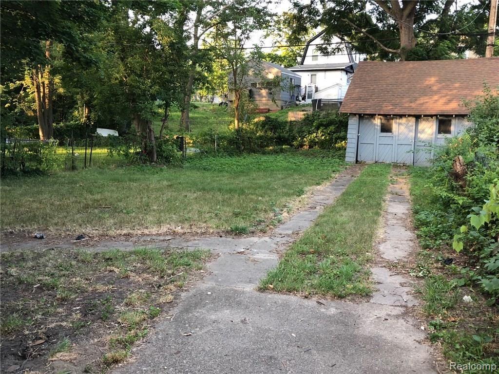150 East Rundell Street Pontiac, MI 48342 - Photo 3 of 12 150 E Rundell BKI 3.jpg