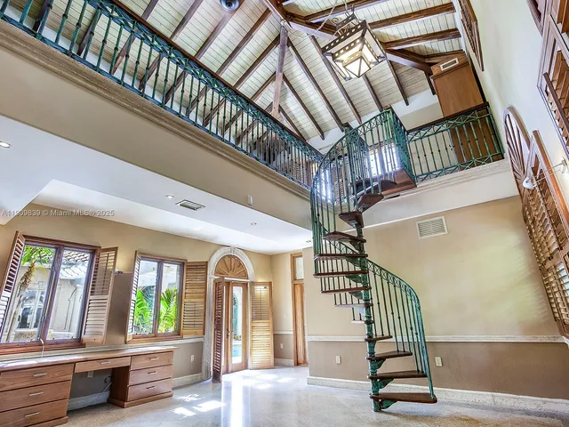 a view of entryway with a hall