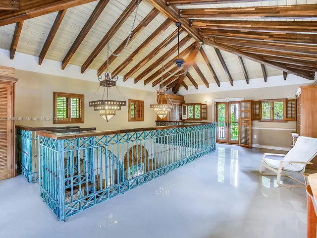 a view of an entryway with a roof deck