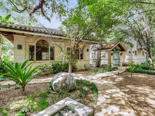 a view of a house with a backyard