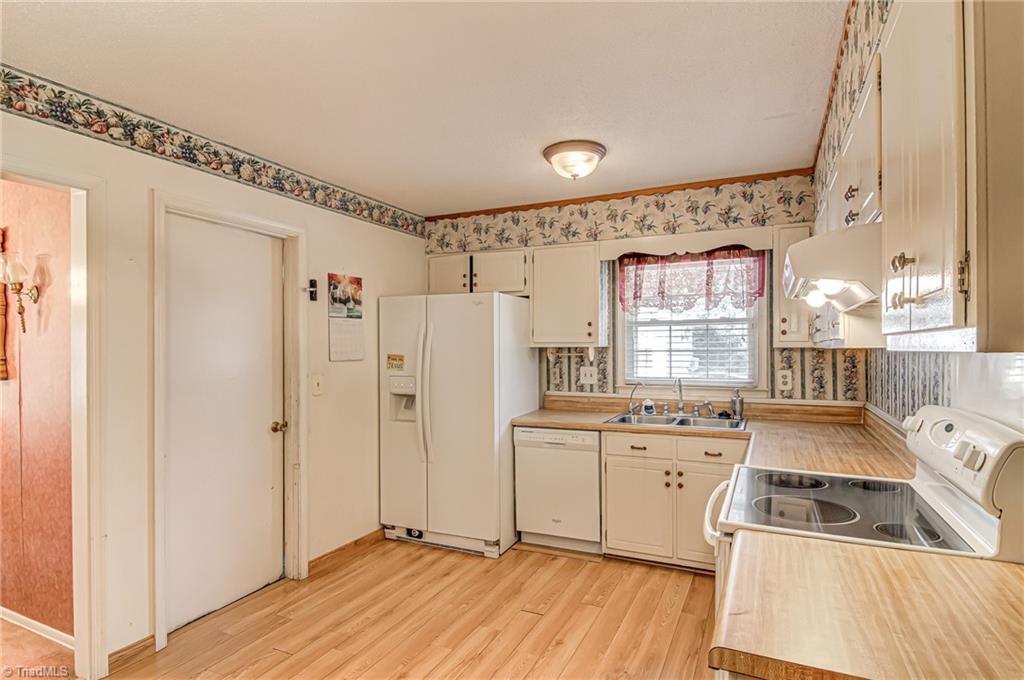 2000 Three Meadows Road Greensboro, NC 27455 - Photo 8 of 22 Kitchen