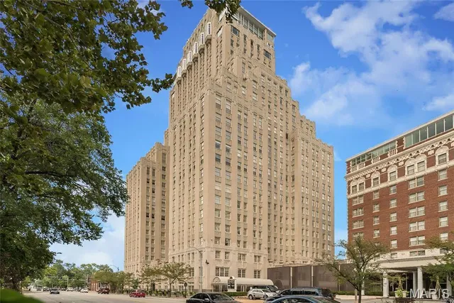 $529,000 | 232 North Kingshighway Boulevard, Unit 907, St. Louis, MO 63108