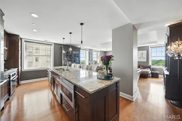 $529,000 | 232 North Kingshighway Boulevard, Unit 907, St. Louis, MO 63108