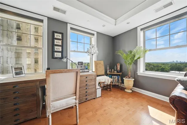 $529,000 | 232 North Kingshighway Boulevard, Unit 907, St. Louis, MO 63108