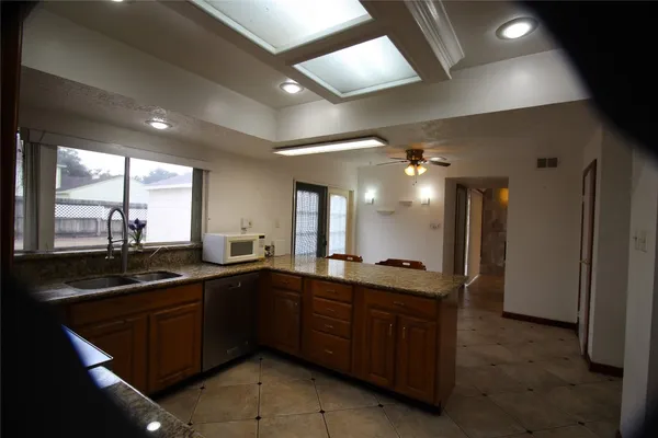 $2,400 | 458 Woodrail Drive, Webster, TX 77598