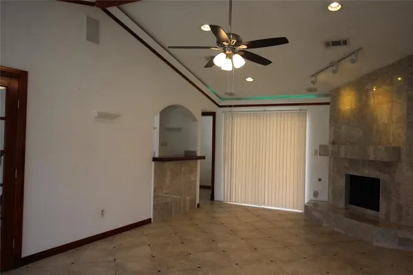 $2,400 | 458 Woodrail Drive, Webster, TX 77598