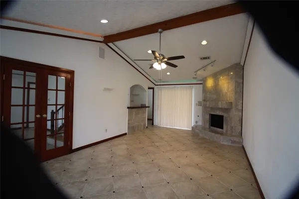 $2,400 | 458 Woodrail Drive, Webster, TX 77598