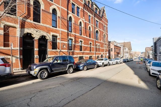 $890,000 | 330 1/2 E Street, Unit 1, Boston, MA 02127