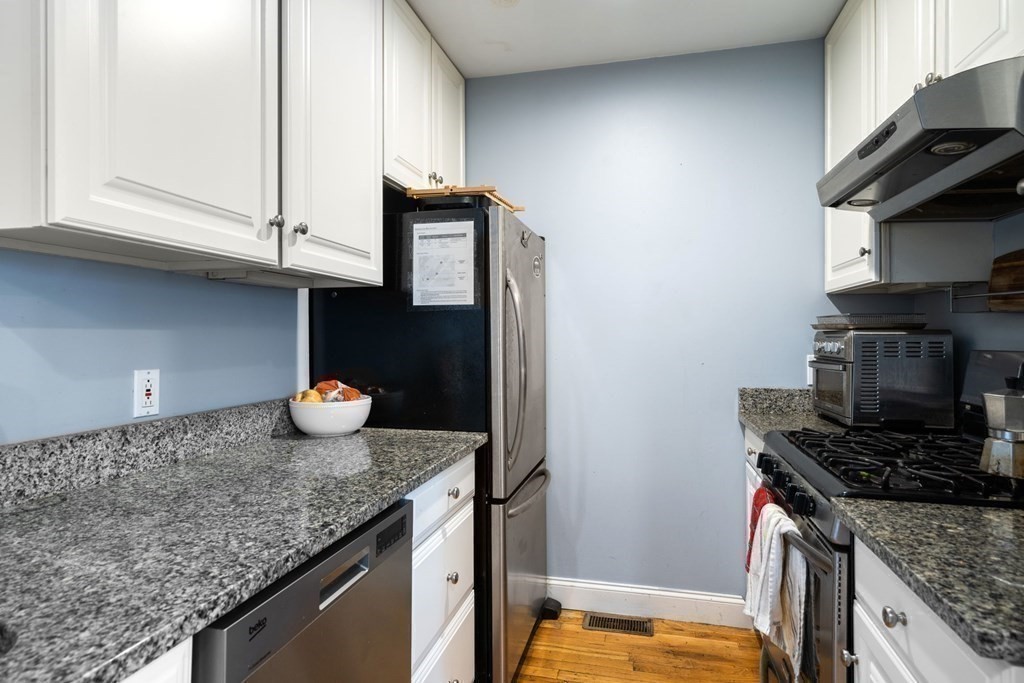 330 1/2 E Street, Unit 1 Boston, MA 02127 - Photo 8 of 36