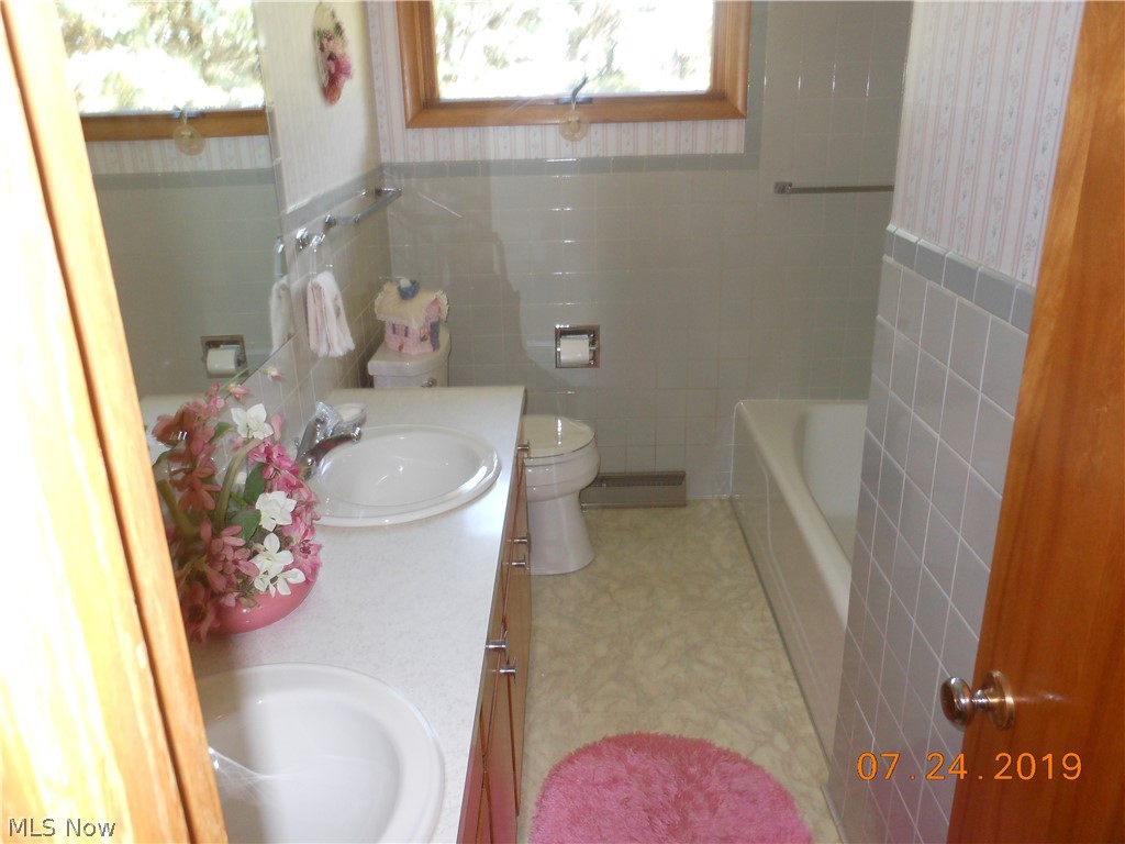 4860 State Road Medina, OH 44256 - Photo 12 of 14 Main Bath