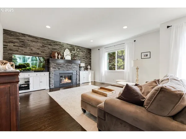 $715,000 | 13592 Southeast Sierra Drive, Clackamas, OR 97015