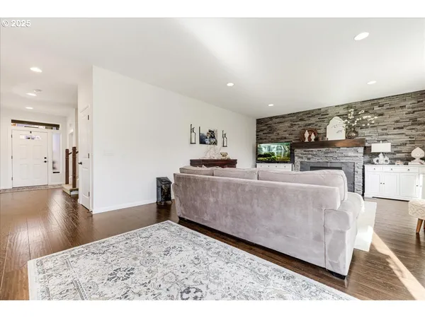$715,000 | 13592 Southeast Sierra Drive, Clackamas, OR 97015