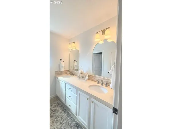 $715,000 | 13592 Southeast Sierra Drive, Clackamas, OR 97015