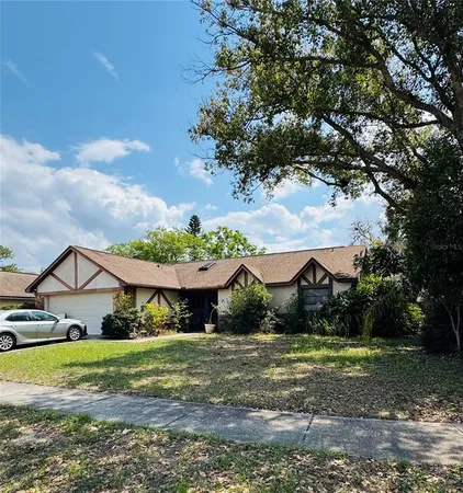 a view of a house with a yard