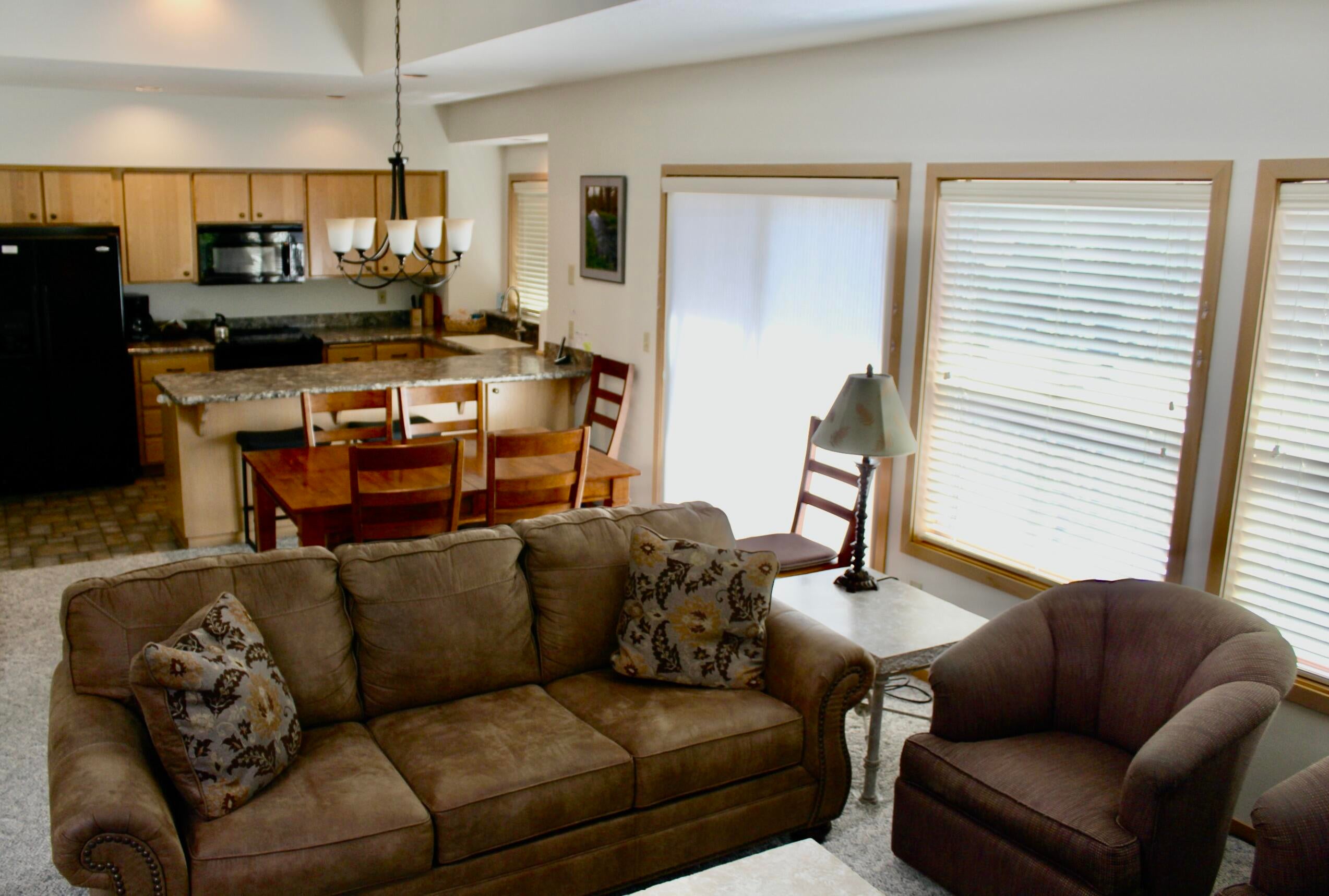 57319 Beaver Ridge Loop, Unit 2D1 Sunriver, OR 97707 - Photo 7 of 28 7-lvrm-kit-R2