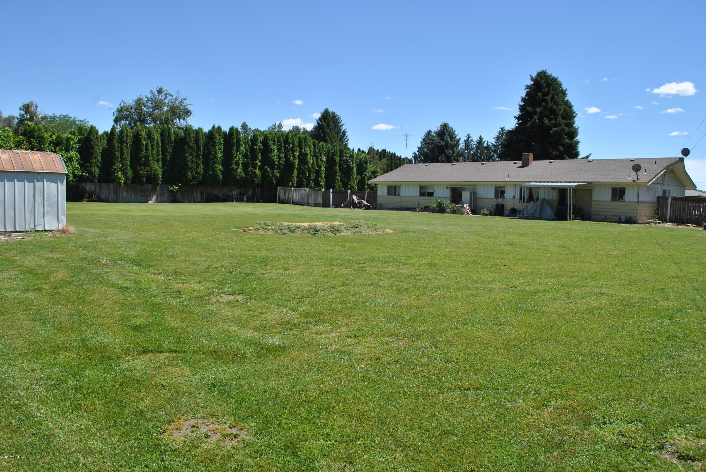 180902 Robertson Road Grandview, WA 98930 - Photo 3 of 6 a front view of a house with a garden