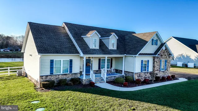 a view of a house with backyard