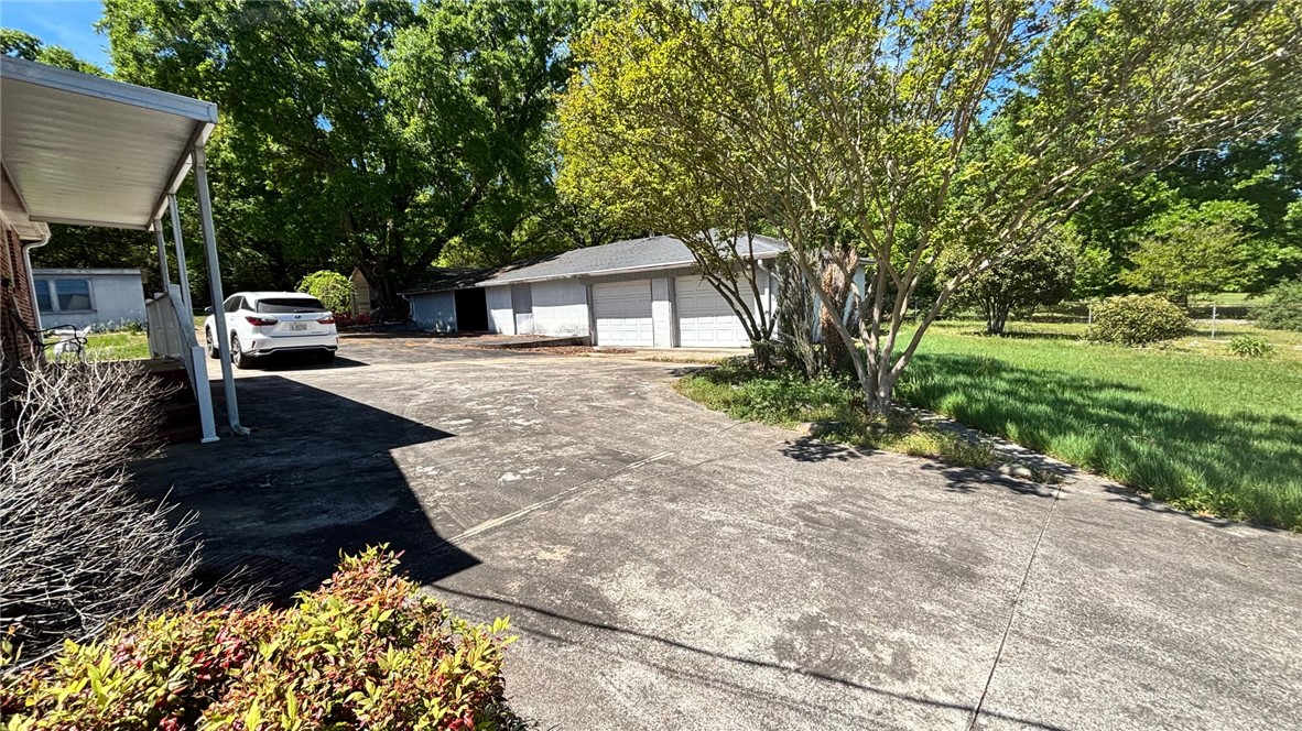 270 Flat Rock Road Liberty, SC 29657 - Photo 11 of 22 This spacious driveway leads to a garage, offering ample parking and storage.