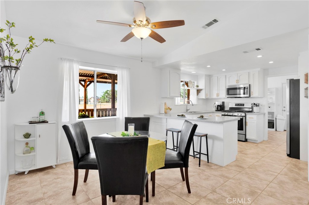 22672 El Centro Road Apple Valley, CA 92307 - Photo 7 of 42 dining area