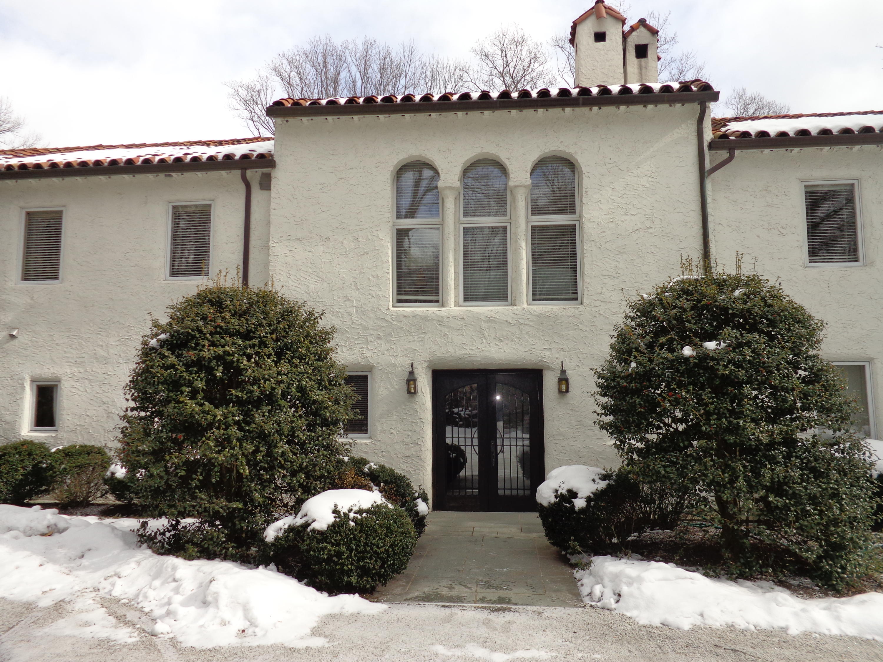 446 Hollow Tree Ridge Road, Unit 2 Darien, CT 06820 - Photo 1 of 1 a front view of a house with garden